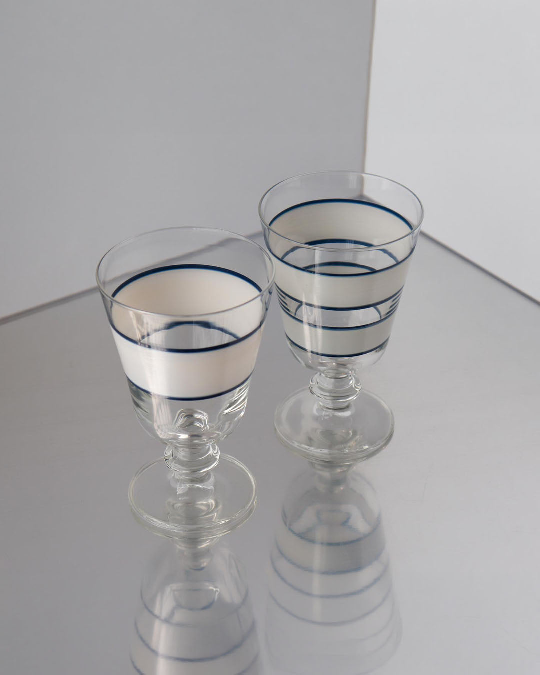 Copas Oaxaca · cristalería pintada a mano en blanco azul noche · Los Vasos de Agua Clara