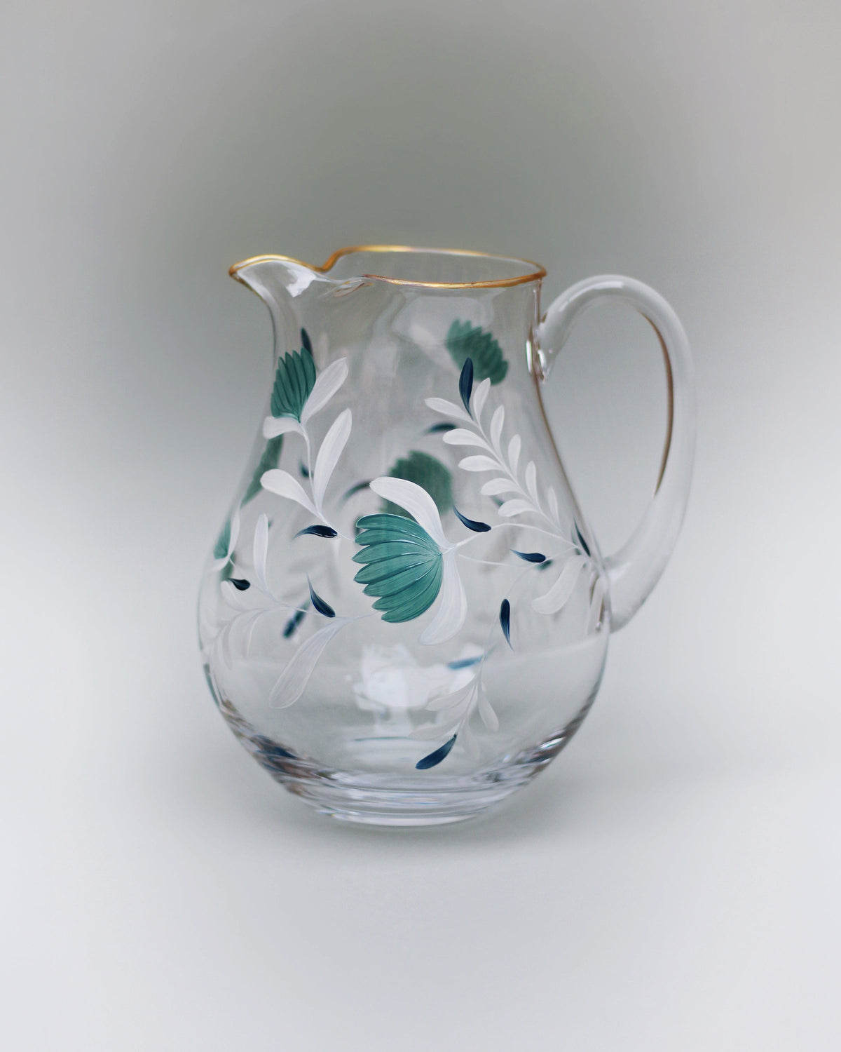Jarra Jaipur · cristalería pintada a mano en blanco verde celadón · Los Vasos de Agua Clara