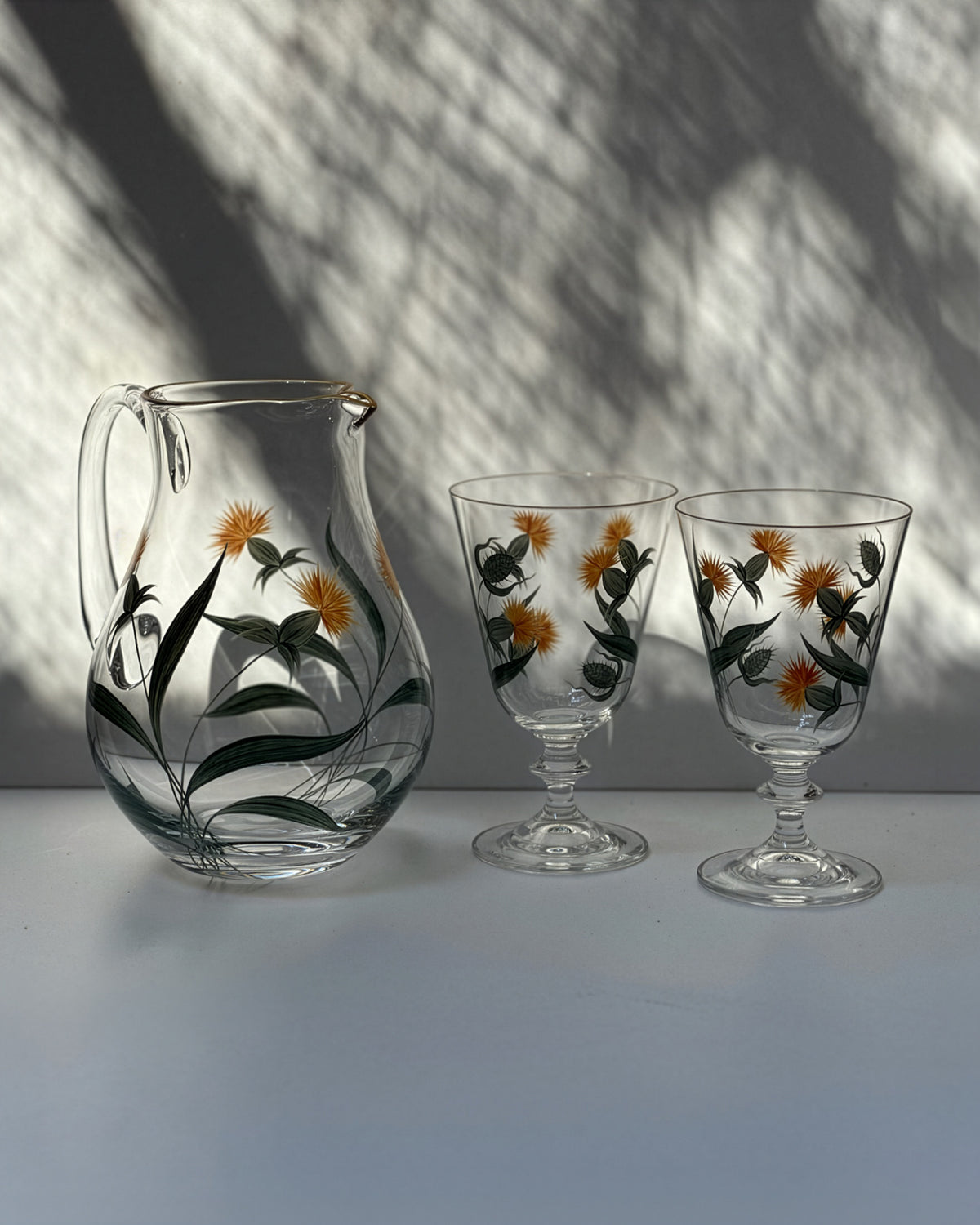 Jarra y Copas Saint Rémy · cristalería pintada a mano en naranja · Los Vasos de Agua Clara