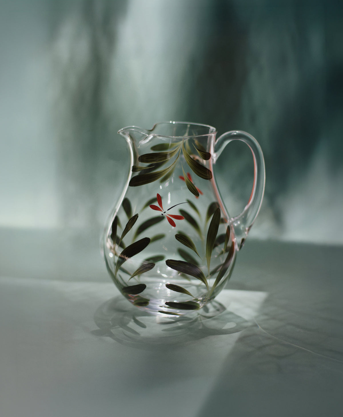 Jarra Melides · cristalería pintada a mano en verde bosque · Los Vasos de Agua Clara