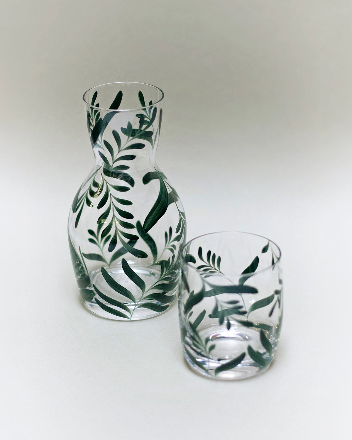 Botella de Noche Saanen · cristalería pintada a mano en verde mar · Los Vasos de Agua Clara