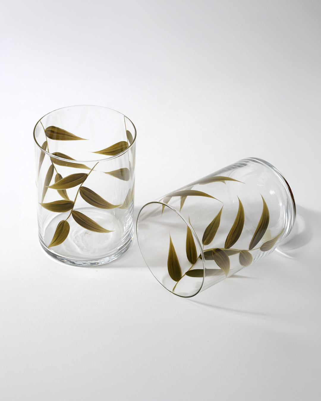 Vasos Acapulco · cristalería pintada a mano en verde aceituna · Los Vasos de Agua Clara
