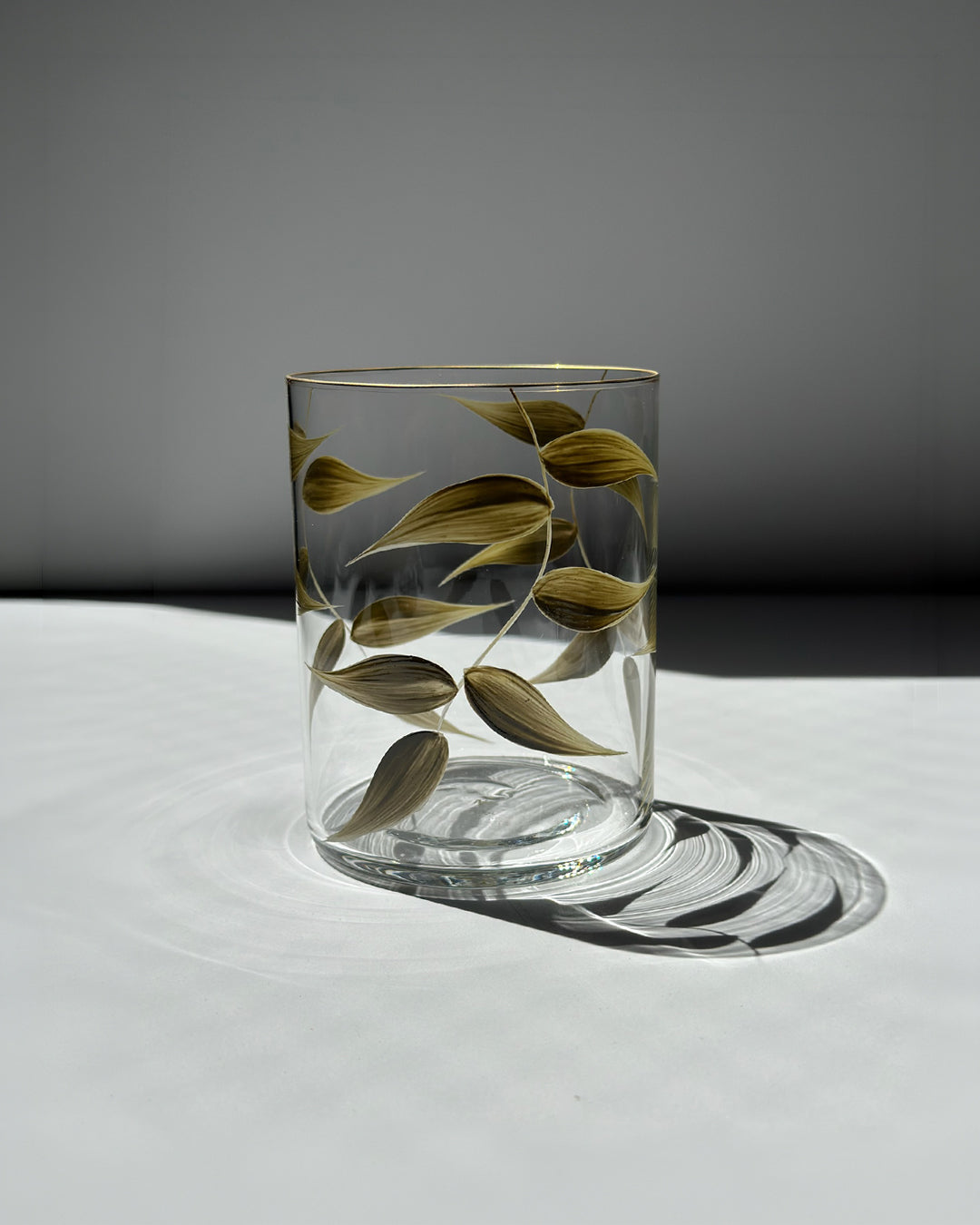 Vasos Acapulco · cristalería pintada a mano en verde aceituna · Los Vasos de Agua Clara