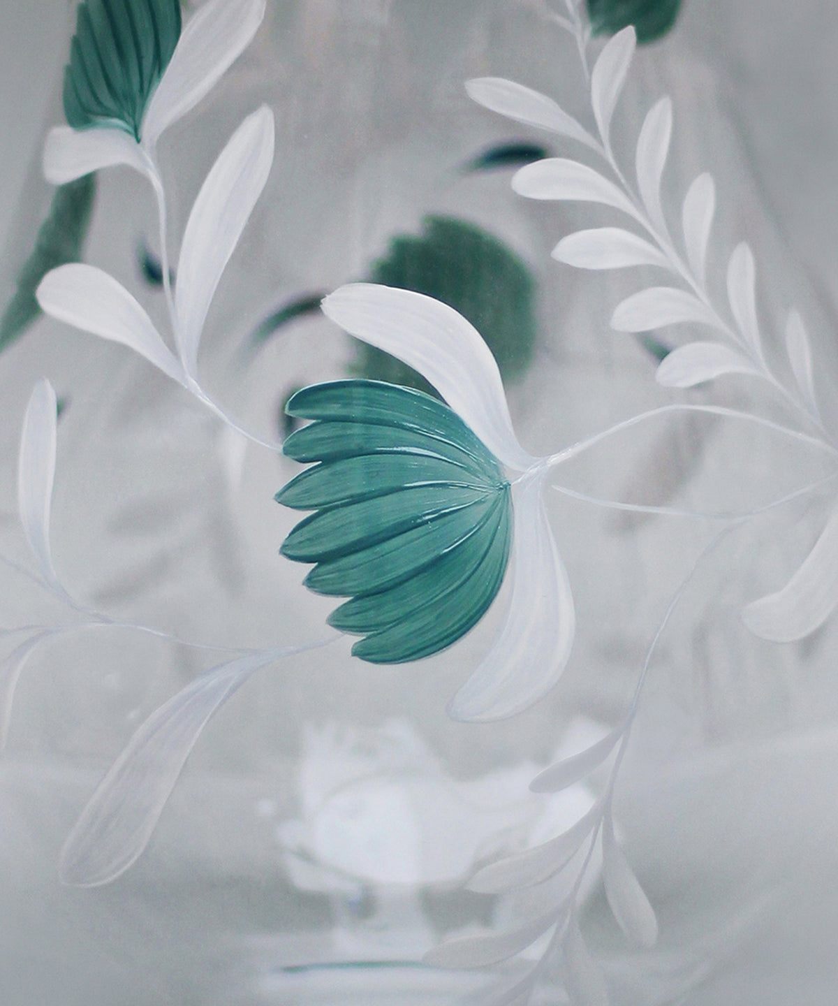Jarra y vasos Jaipur · cristalería pintada a mano en verde celadón · Los Vasos de Agua Clara