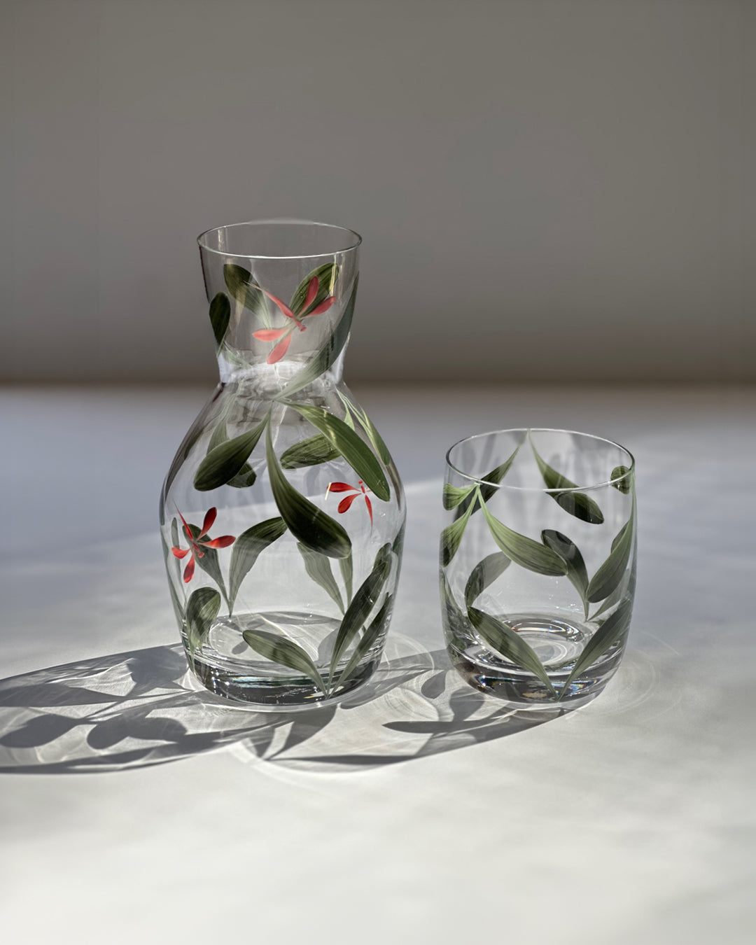 Botella de Noche Melides · cristalería pintada a mano en rojo inglés verde bosque · Los Vasos de Agua Clara