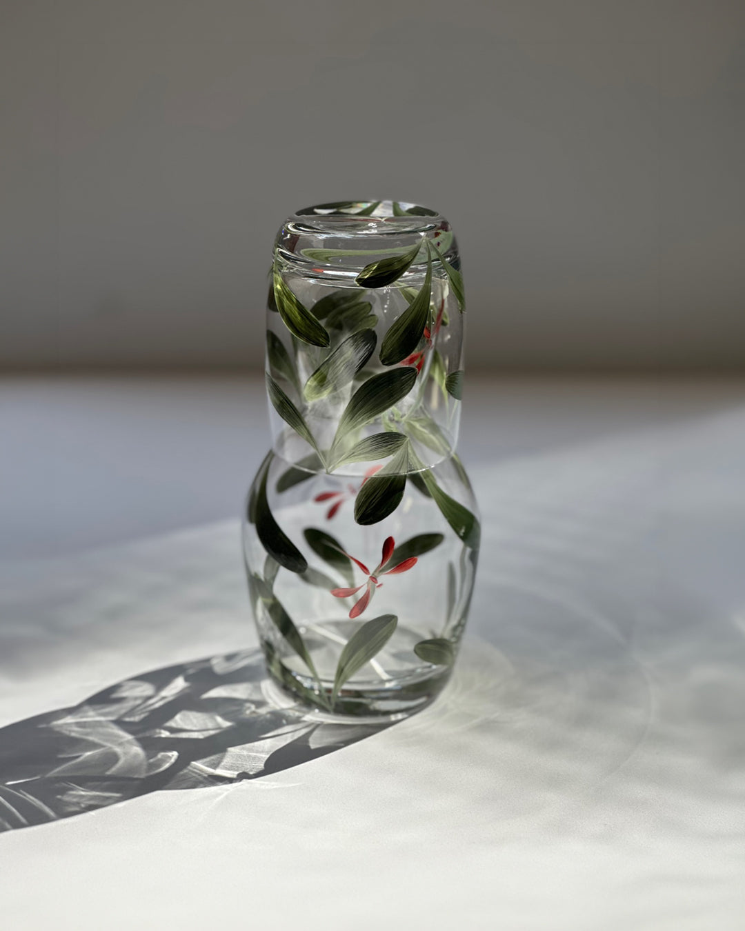 Botella de Noche Melides · cristalería pintada a mano en verde bosque y rojo inglés · Los Vasos de Agua Clara