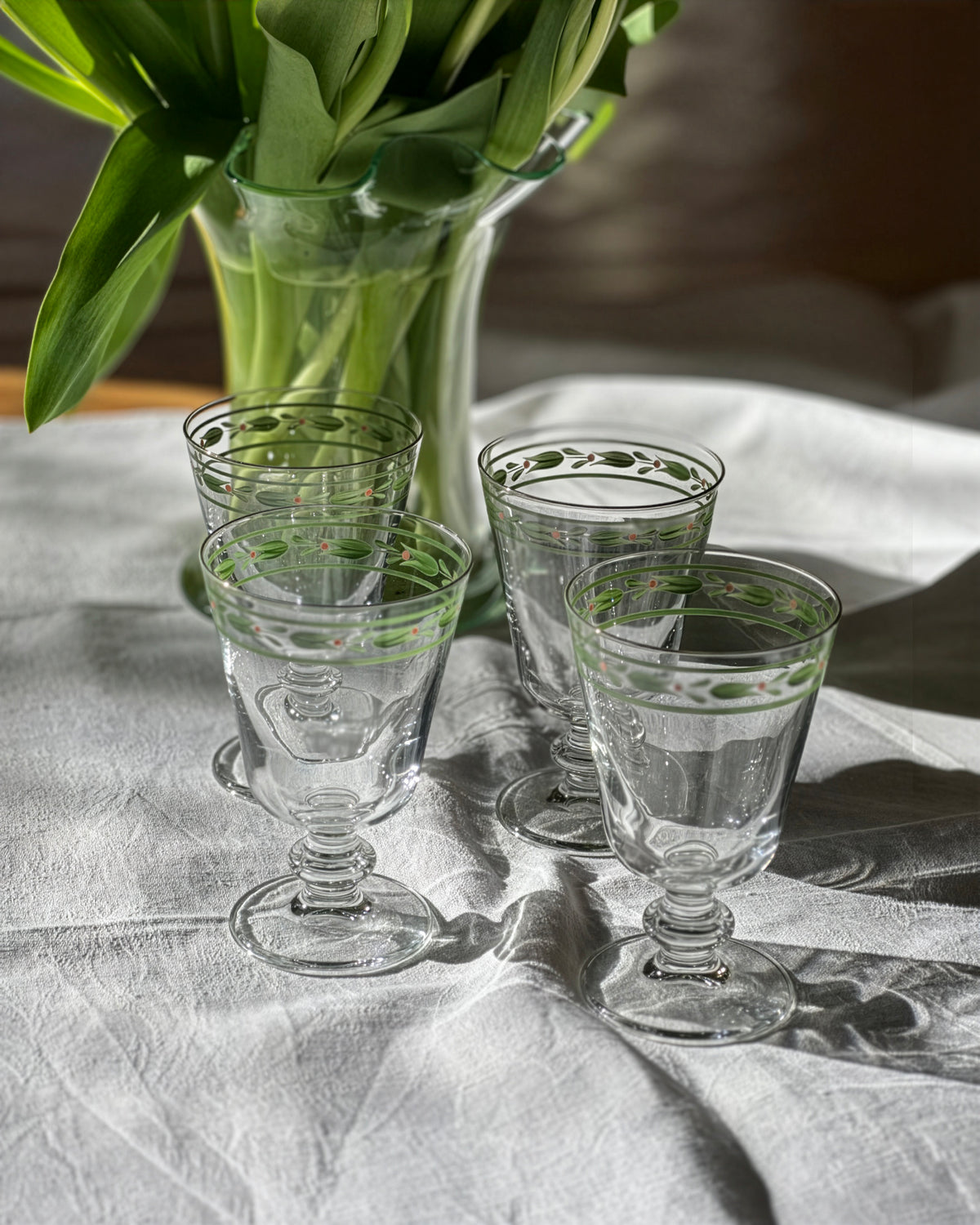 Copas Delft · cristalería pintada a mano en verde hoja · Los Vasos de Agua Clara