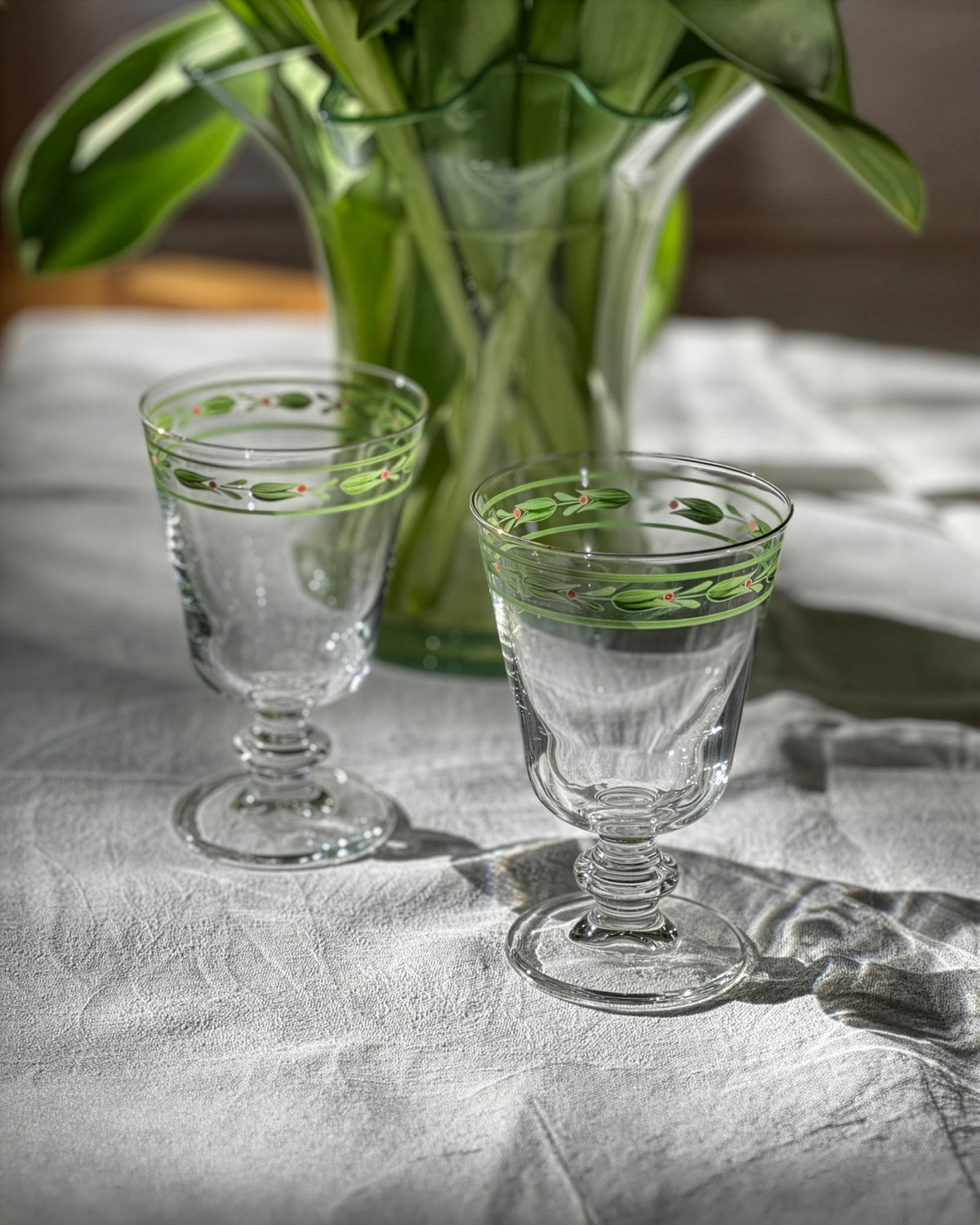 Copas Delft · cristalería pintada a mano en verde hoja · Los Vasos de Agua Clara