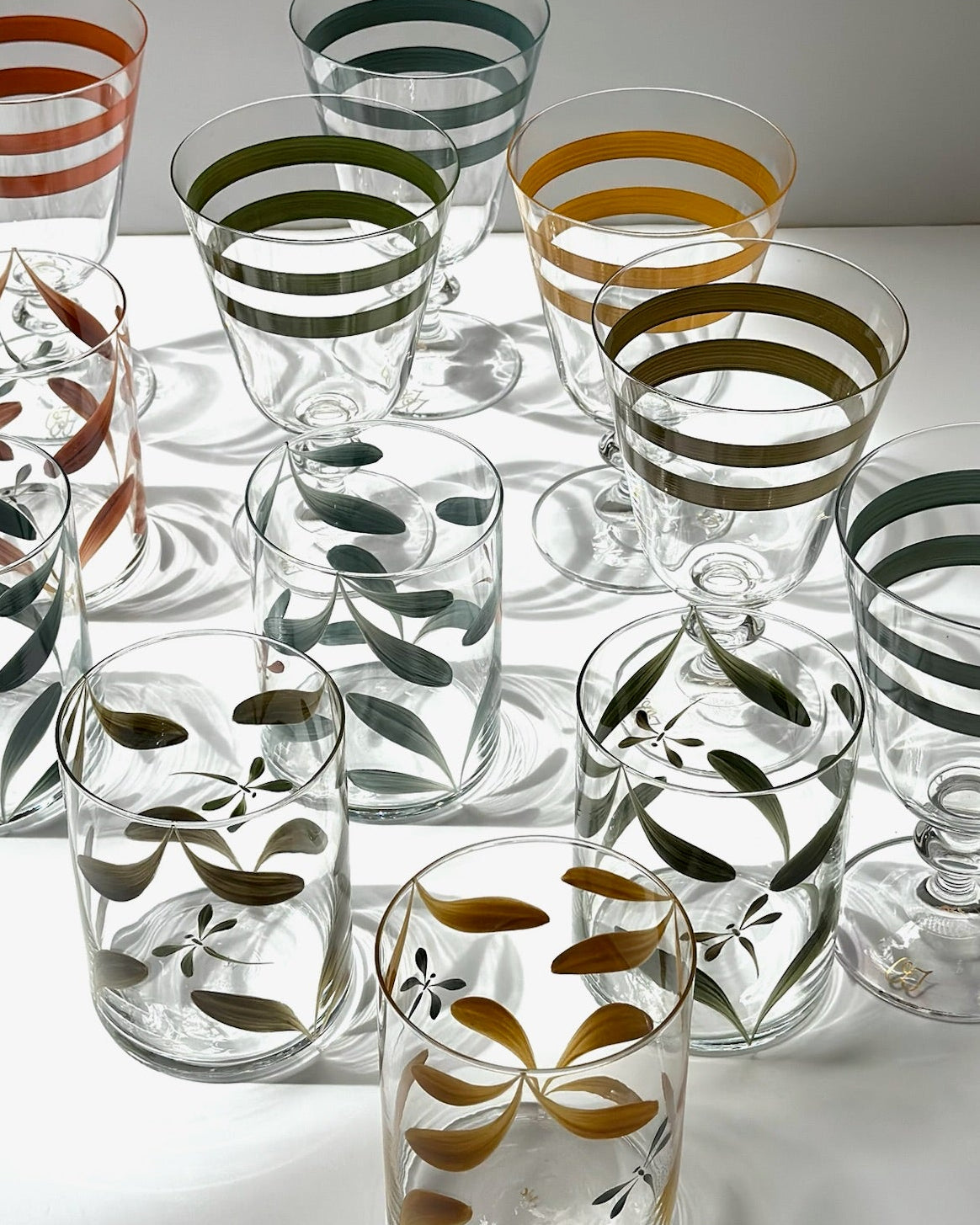 Vasos Melides y Copas Monterrey · cristalería pintada a mano en multicolor · Los Vasos de Agua Clara