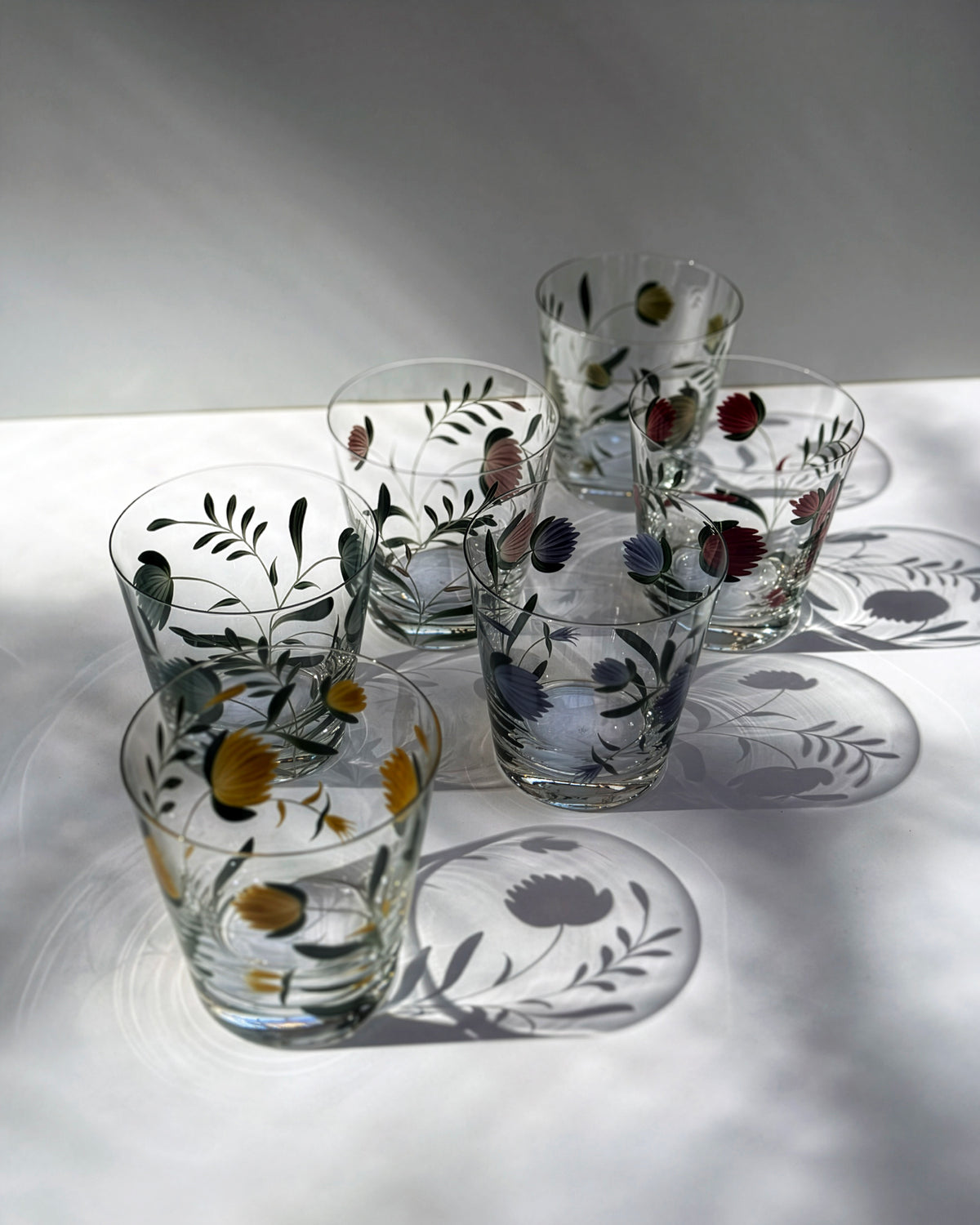 Jarra y vasos Jaipur · cristalería pintada a mano en multicolor · Los Vasos de Agua Clara