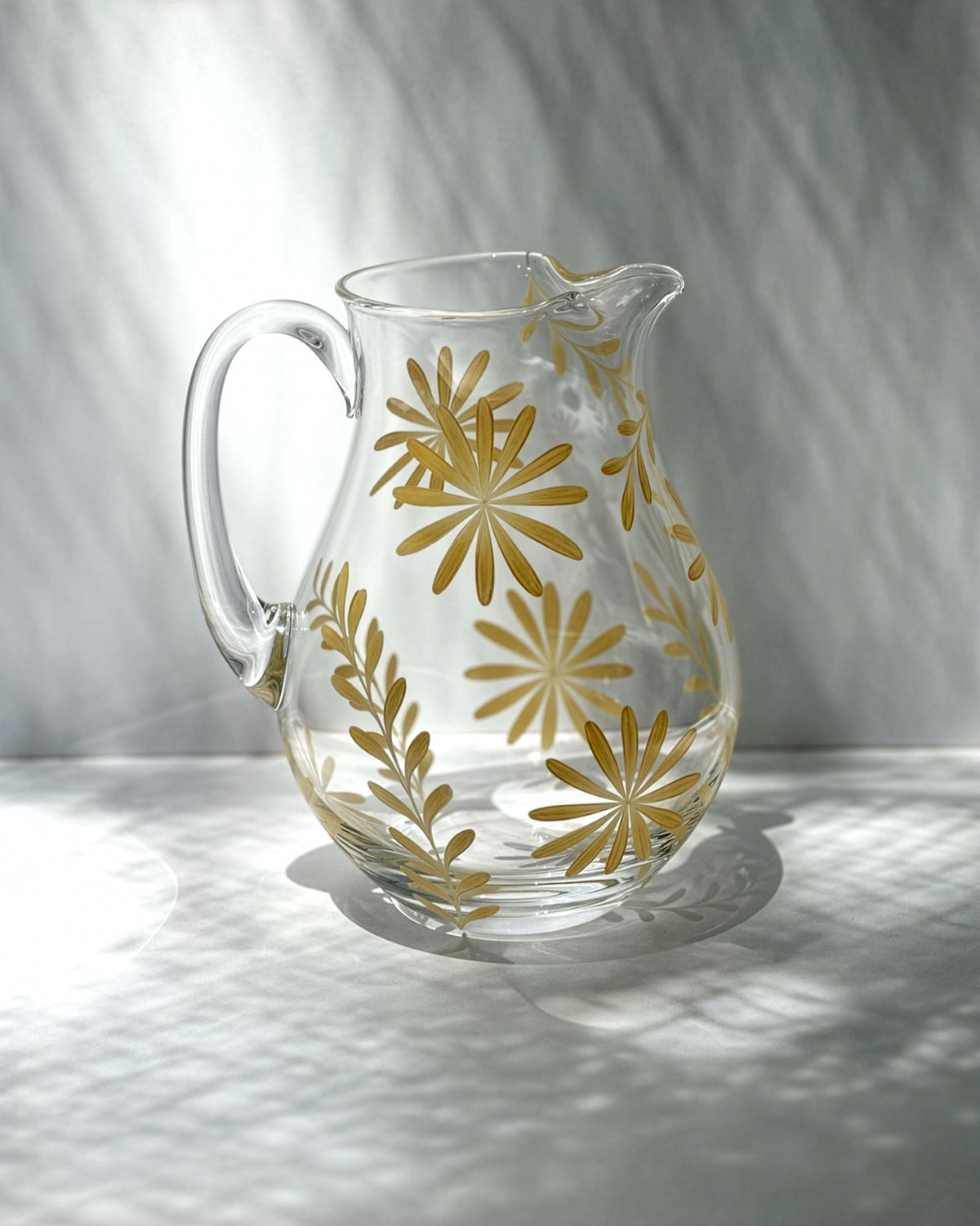 Jarra Saint Tropez · cristalería pintada a mano en vainilla · Los Vasos de Agua Clara