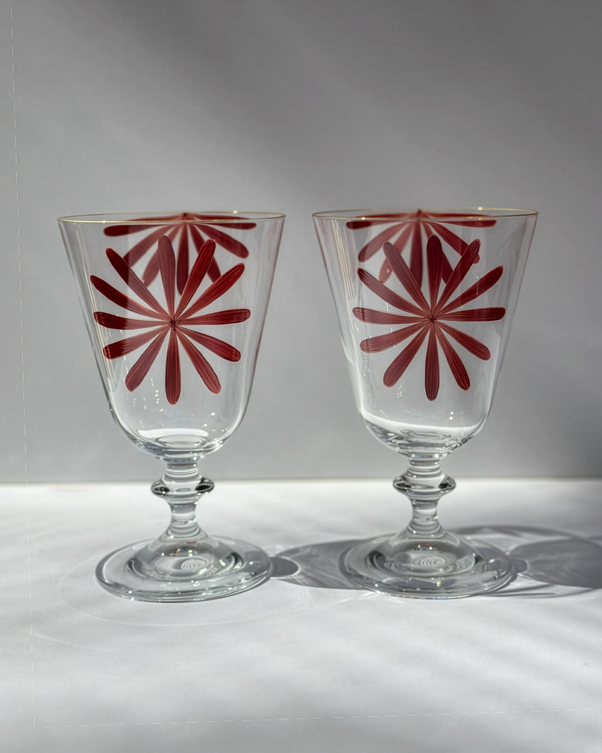 Jarra y Copas Saint Tropez · cristalería pintada a mano en rojo inglés · Los Vasos de Agua Clara