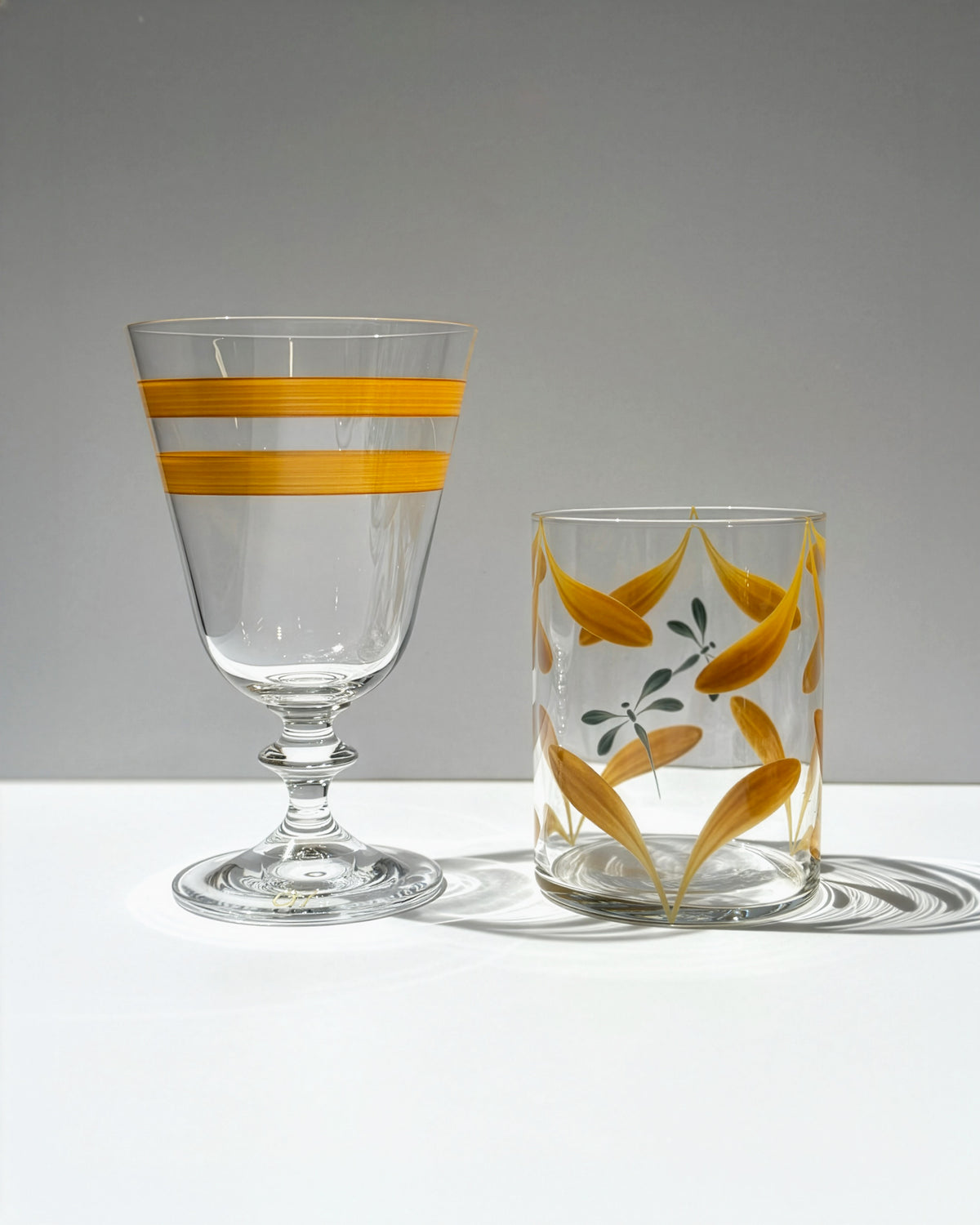 Vasos Melides y Copas Monterrey · cristalería pintada a mano en curry · Los Vasos de Agua Clara