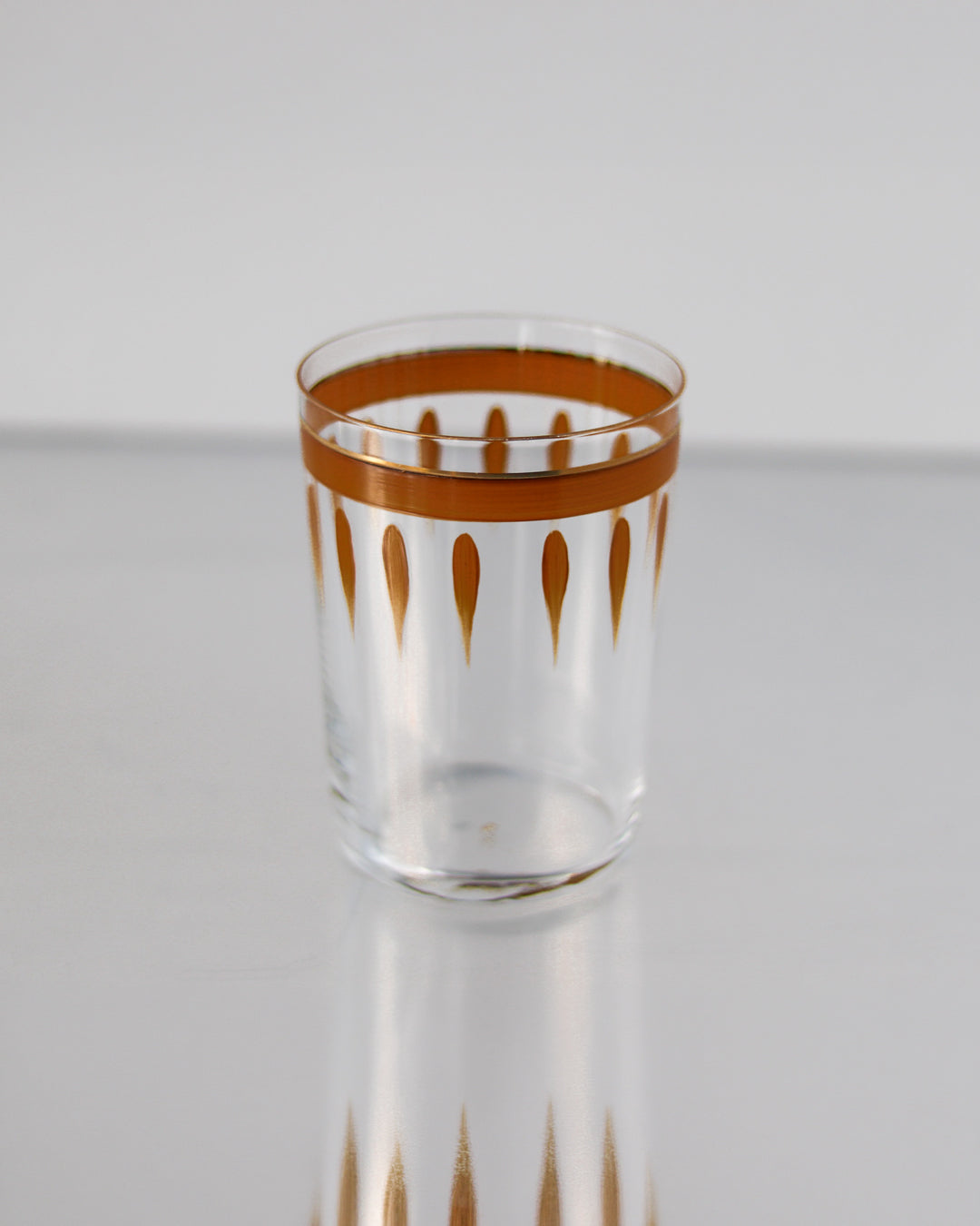 Vasos Soul Monocolor · cristalería pintada a mano en ocre · Los Vasos de Agua Clara